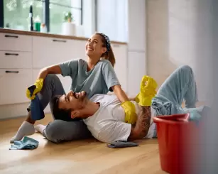 Adeus, chão encardido: tudo para limpar o piso do jeito certo