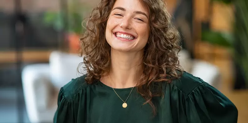 Ao trabalho: penteados fáceis para você esbanjar estilo no ambiente profissional