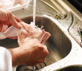 Afinal, pode lavar o frango? Guia definitivo sobre higienização de alimentos