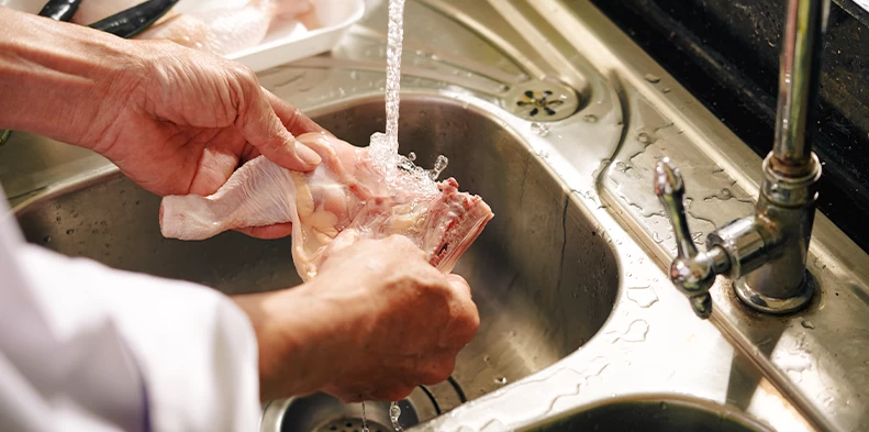 Afinal, pode lavar o frango? Guia definitivo sobre higienização de alimentos
